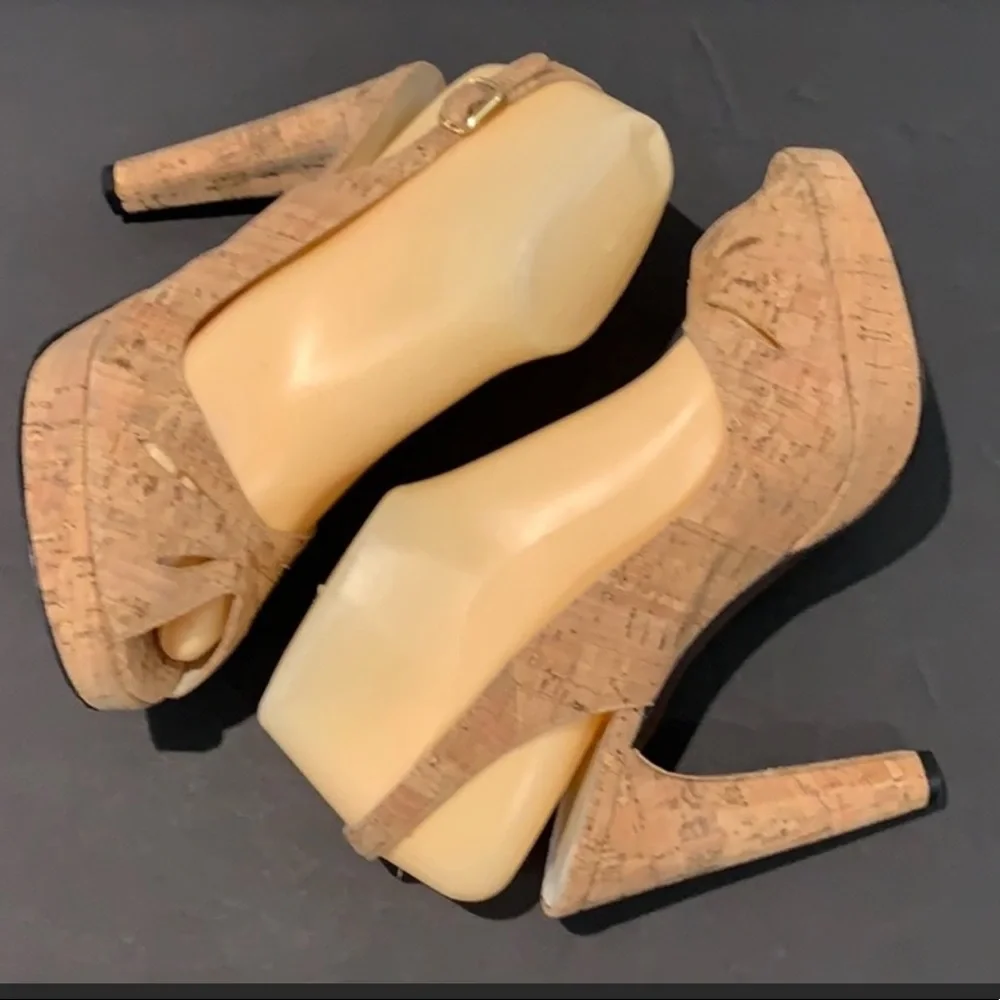 Authentic Stuart Weitzman nude heels sandals 7.5
